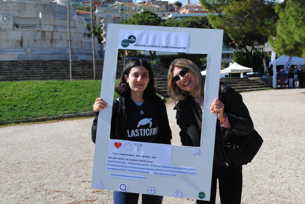 La fotografa Elisa Giulietti e una sua amica, partecipante del clean up