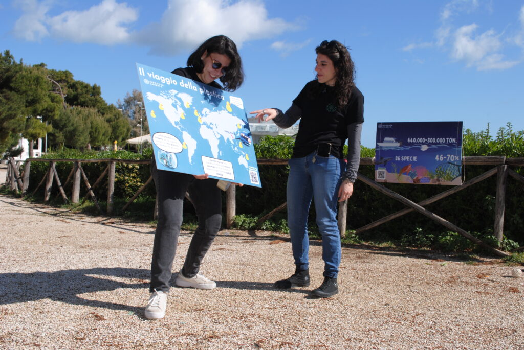 Chiara e il suo cartellone sulle Friendly Floatees