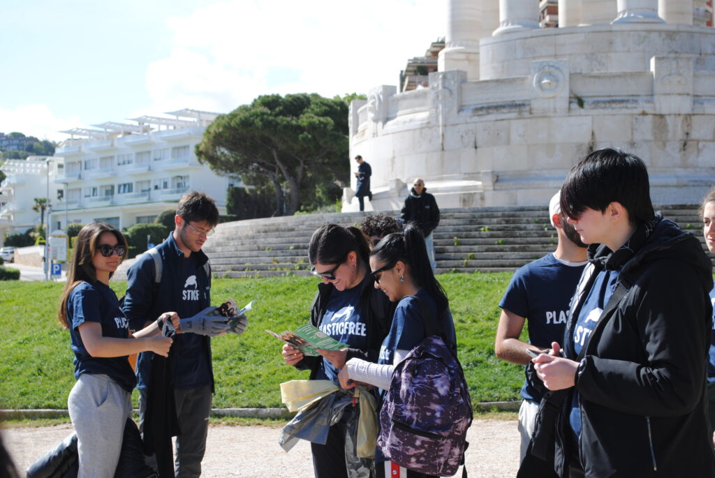 Partecipanti del clean up con le brochure di Impronta Animale