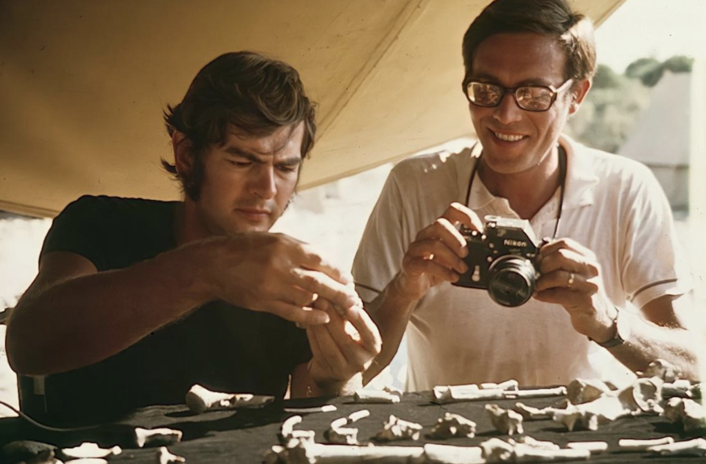  Donald Johanson e il collega Maurice Taieb mentre assemblano Lucy.